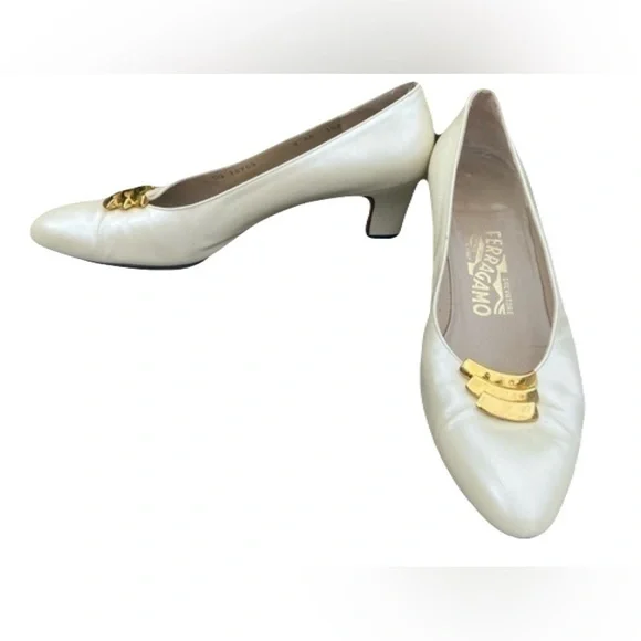 Salvatore Ferragamo Vintage Ivory Leather Pumps – Classic Elegance - Picture 5 of 12